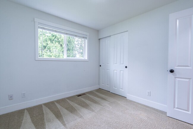 Building Photo - 4bed/3bath home in Finn Hill