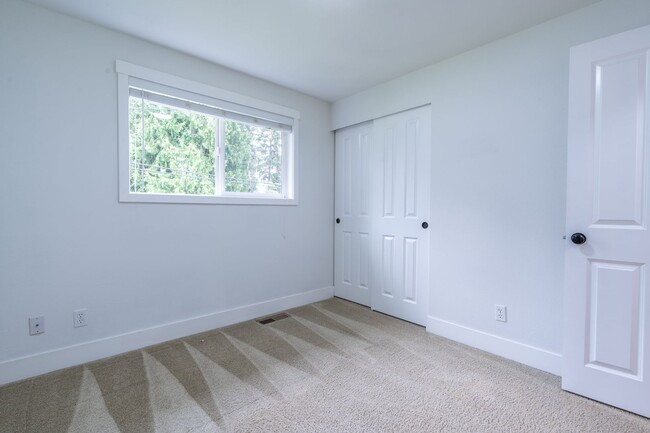 Building Photo - APPLICATION PENDING - 4bed/3bath home in F...