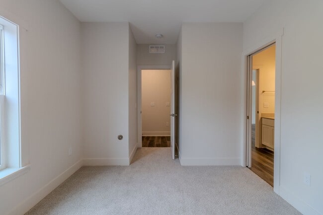 Building Photo - Premier Place and Premier Living!