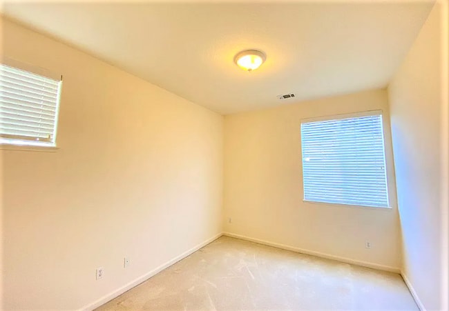 Building Photo - Dublin Townhouse with Solar!  3 Bed 2.5 Ba...