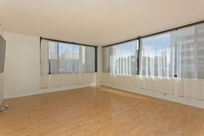 Building Photo - Available NOW ! 2/2/2 in town! Beautiful a...