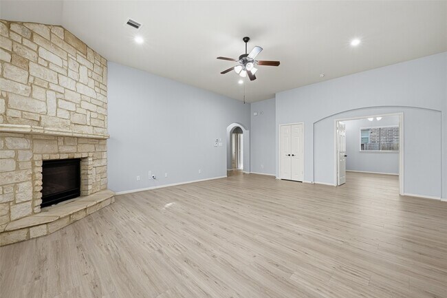 Building Photo - 24039 Via Renata Dr