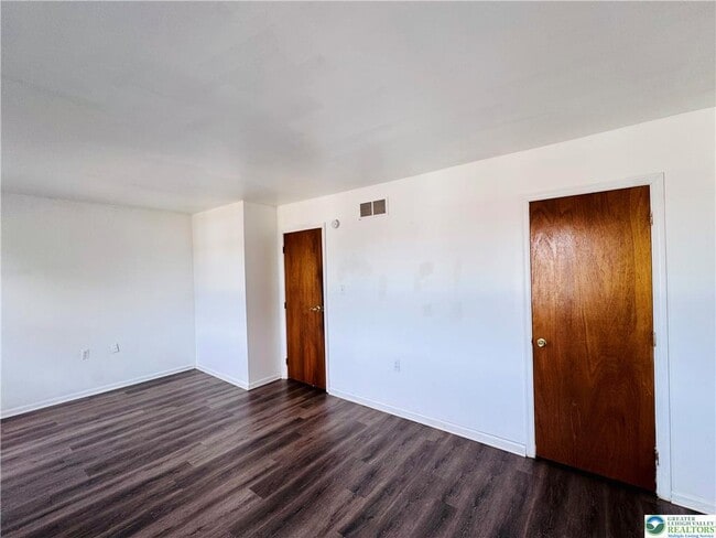 Building Photo - 235 Vista Dr