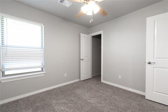 Building Photo - 1013 SE 30th St