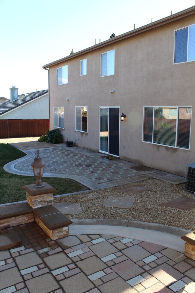 Building Photo - 35703 Date Palm St