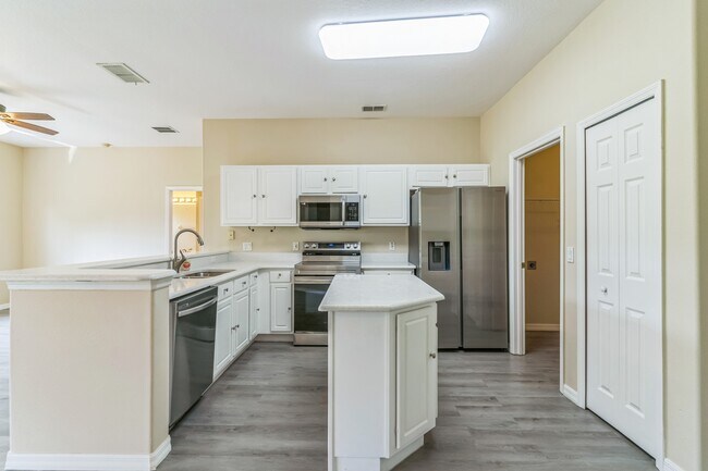 Building Photo - 2600 Meadow View Ct