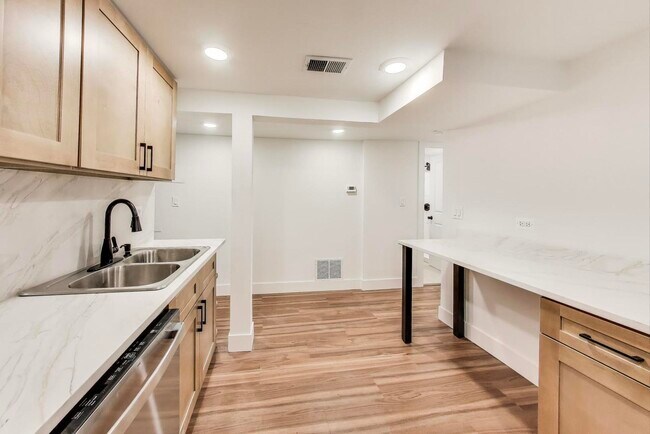 Building Photo - 2704 N Sacramento Ave