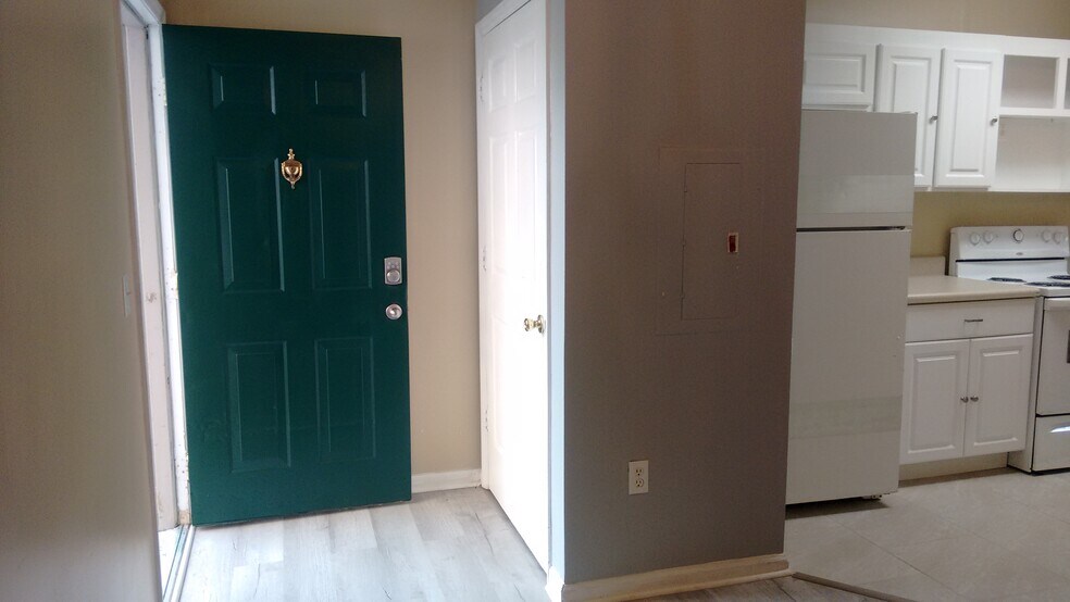 Main Entrance - 600 Audubon Lake Dr