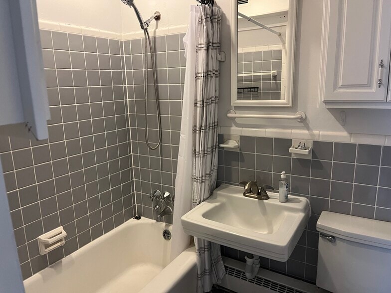 Bathroom - 1110 - 4200 Cathedral Ave NW