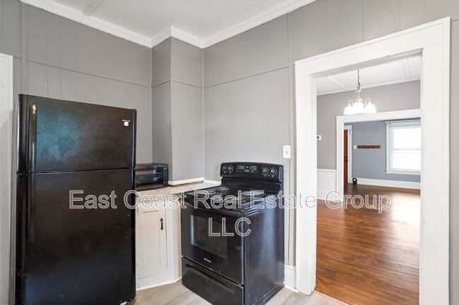 Building Photo - 208 N Mary St