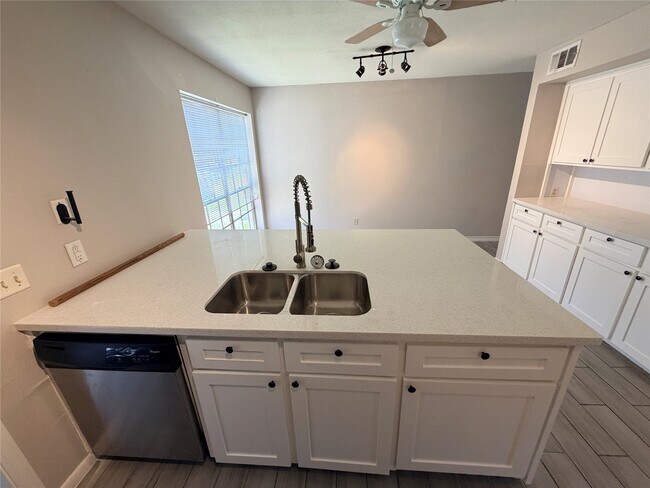 Building Photo - 1607 Chestnut Ridge Rd