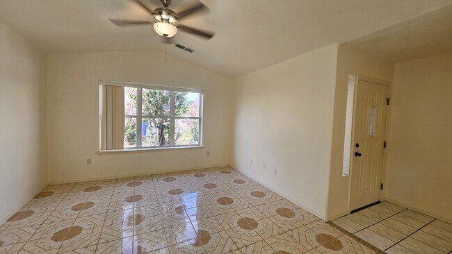 Building Photo - 3 bed 2 bath