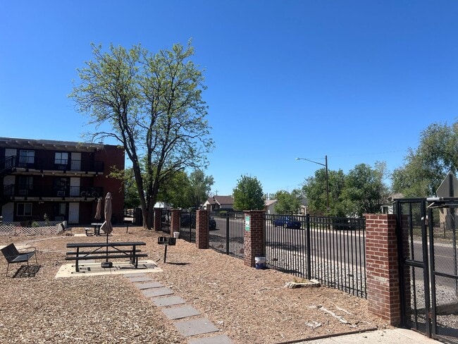 Building Photo - 1 bedroom condo in Yosemite Court Condominiums! Available Now!
