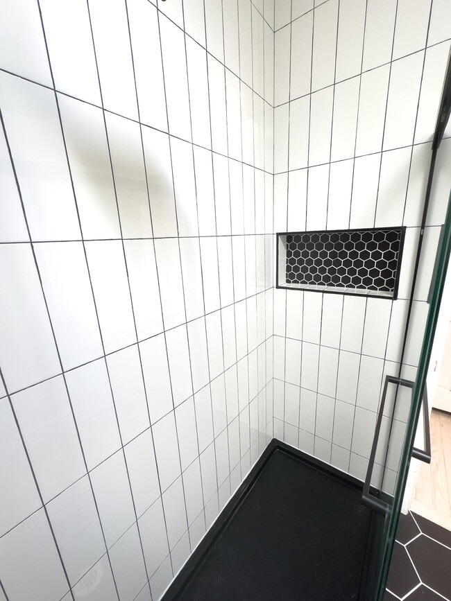 Shower nook - 1927 S 9th St