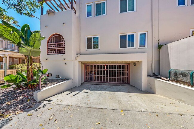 Building Photo - Stunning Condo with Downtown Views – Prime San Diego Location!