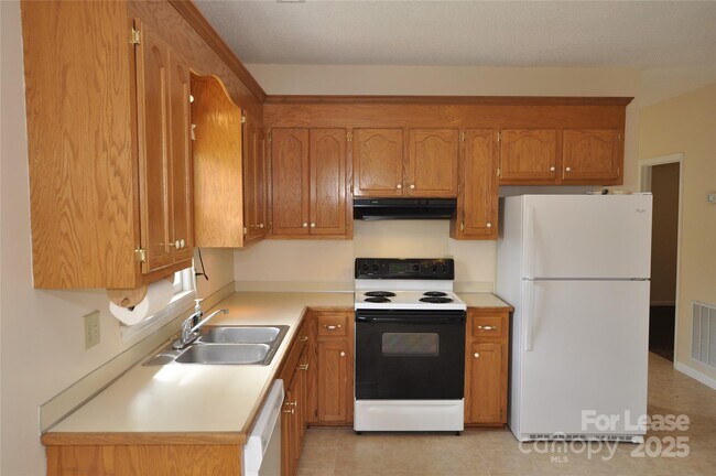 Building Photo - 2204 Acme Rd