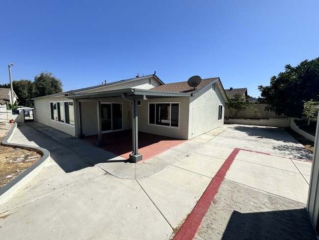Building Photo - 916 Avenida Ysidora