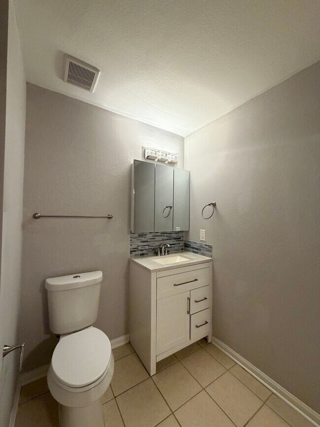 Building Photo - Newly Upgraded and Spacious 2B/2B Unfurnished Condo near Beach in Destin!