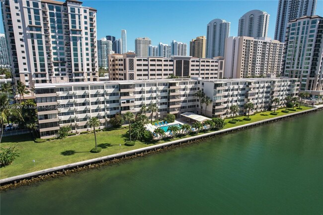 Building Photo - 220 Kings Point Dr