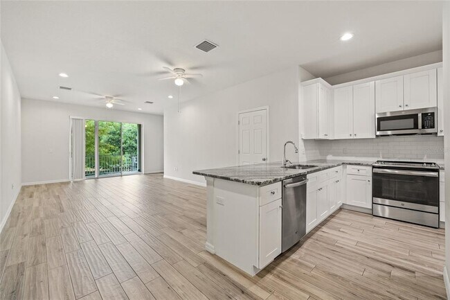 Building Photo - 1950 Lake Ridge Blvd