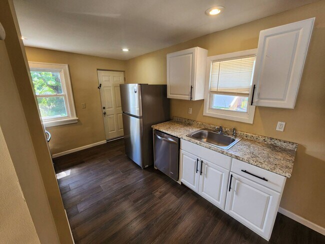 Building Photo - Charming 3-Bedroom Property In Prime location