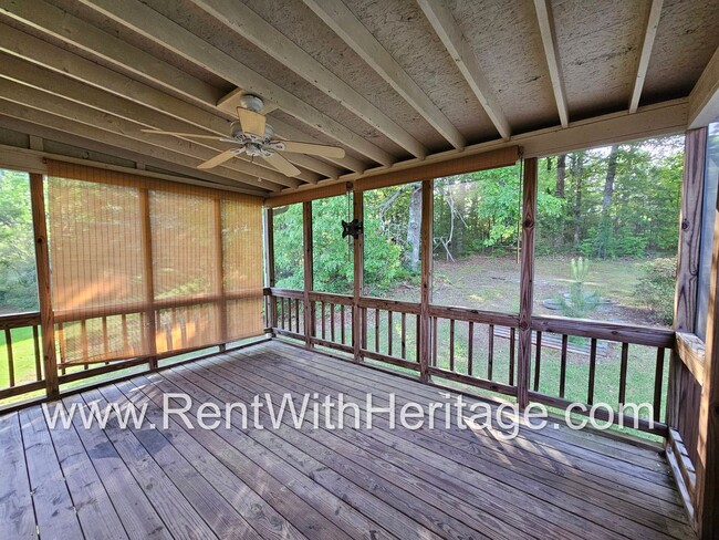 Building Photo - Amazing 4 Bedroom/ 2 Bath Home / Bonus Roo...