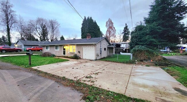 Building Photo - Remodeled 3 bedroom Ranch Style Milwaukie Home With SS Appliances, Fenced Backyard, Garage, & Ext...