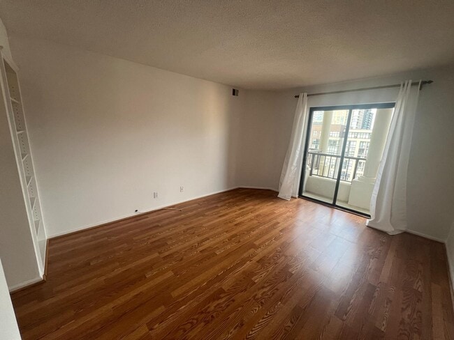 Building Photo - 1600 N Oak St