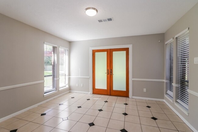 Building Photo - 928 Victoria Dr