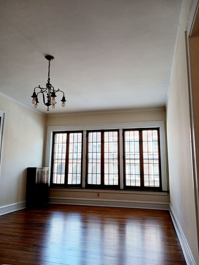 Interior Photo - 5752-58 N Winthrop Ave