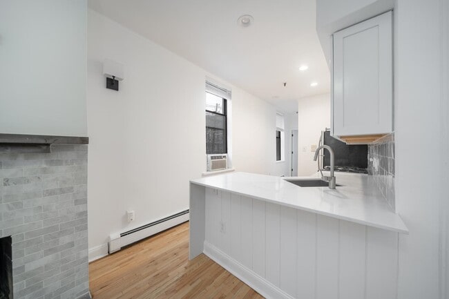 Building Photo - 132 Madison St