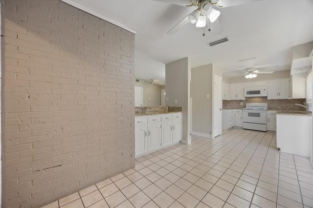 Building Photo - 2413 Village Green Dr