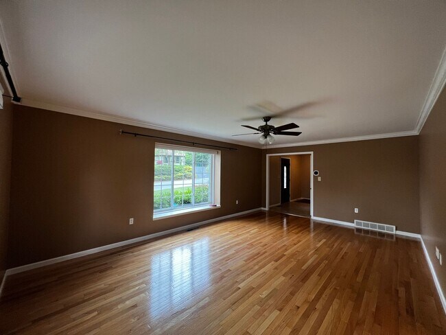 Building Photo - 75 Plymouth Cir