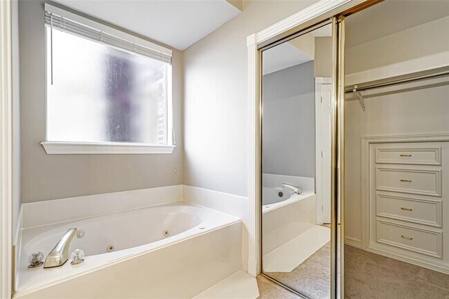 Building Photo - 8311 Mentmore Dr