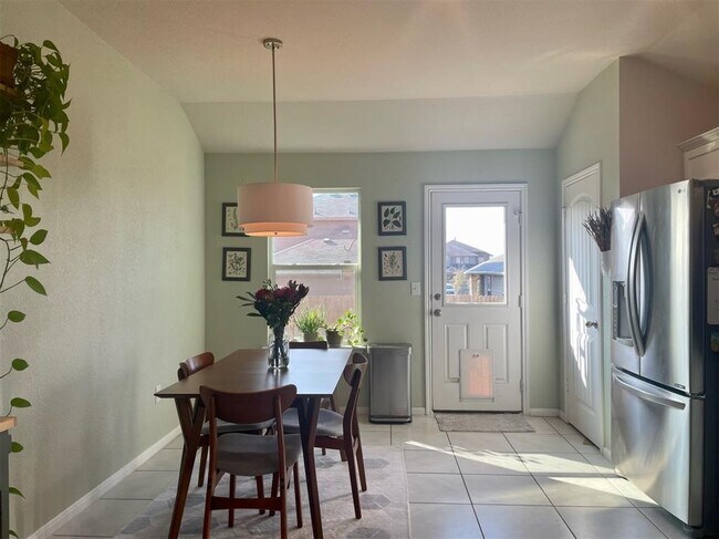 Building Photo - 2025 Langdale Ln