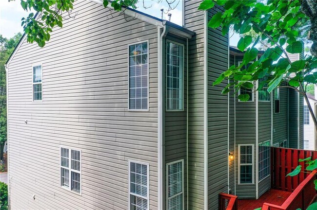 Building Photo - 2470 Stonegate Dr