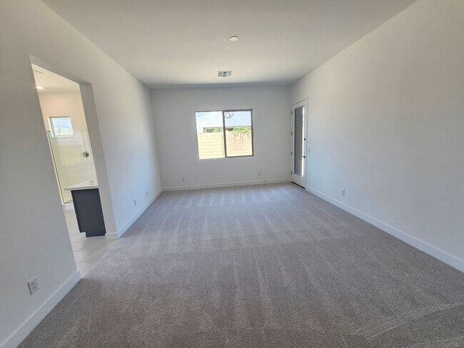 Building Photo - Beautiful and spacious
