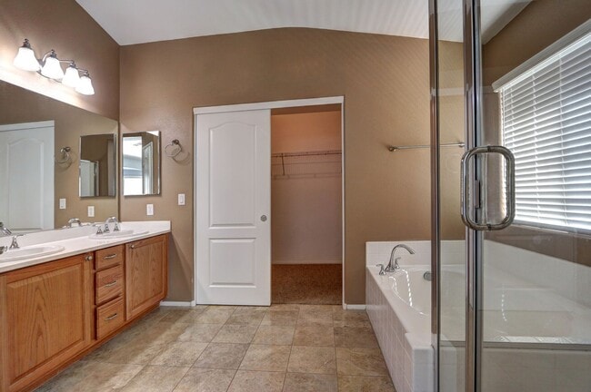Building Photo - Wonderful 4 Bedroom Home!