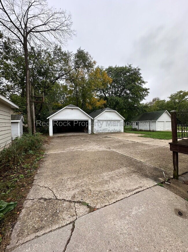 Building Photo - 838 E Centerway St