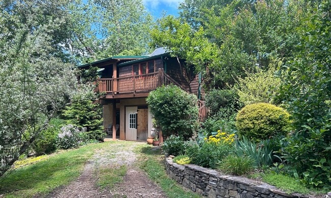 Building Photo - East AVL - Beautiful Zen Garden Apt with S...