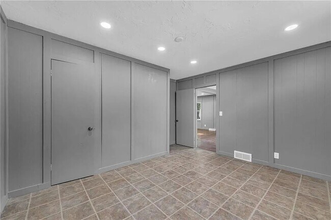 Building Photo - 114 N Emma St