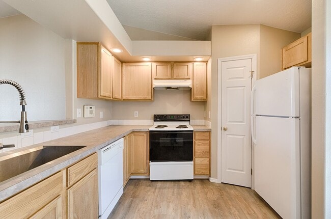 Building Photo - Close to Lake Lowell!