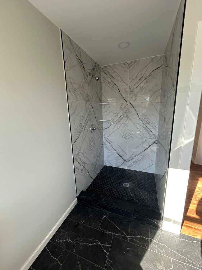 Building Photo - 388 William St