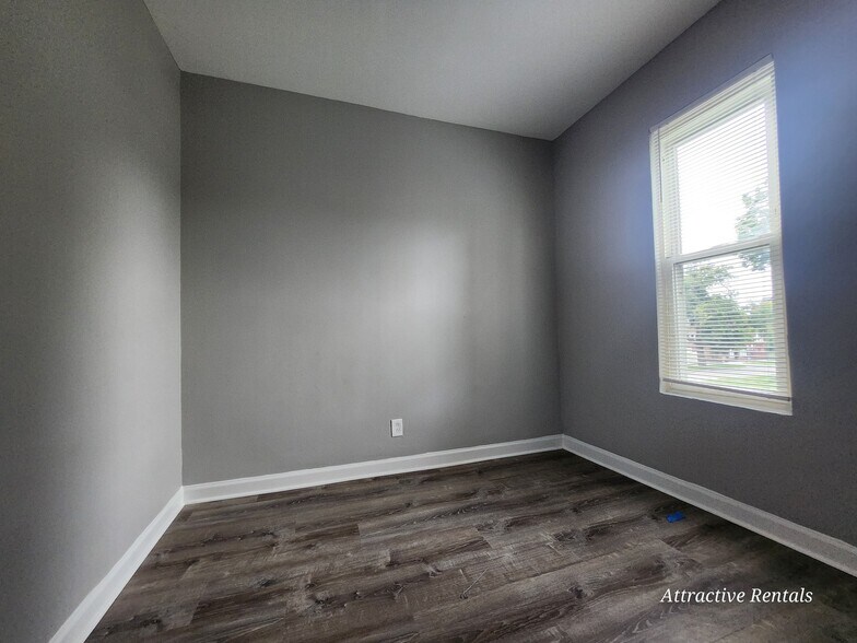 Building Photo - 707 E 92nd Pl