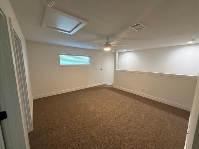 Building Photo - 309 E Pecan St