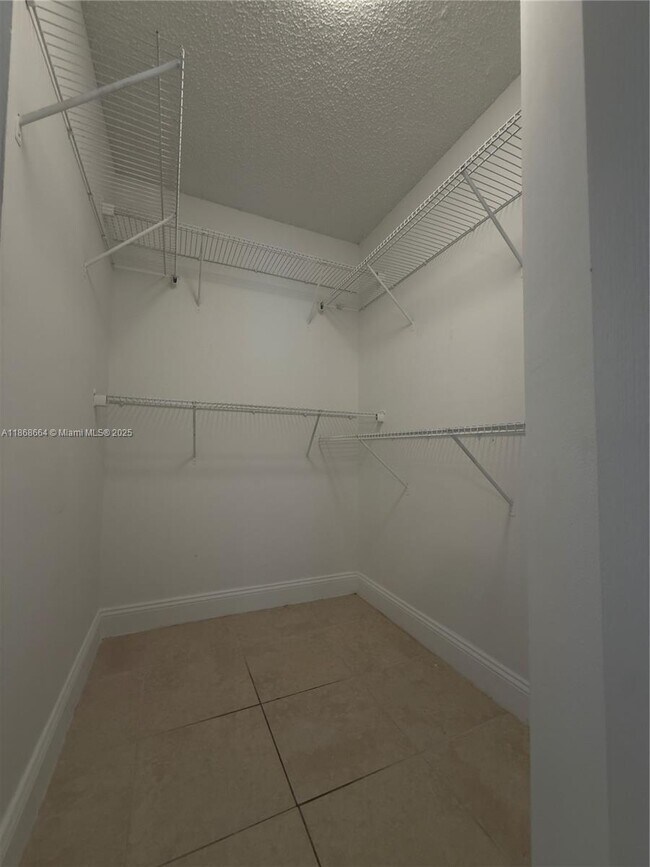 Building Photo - 2550 SW 18th Terrace