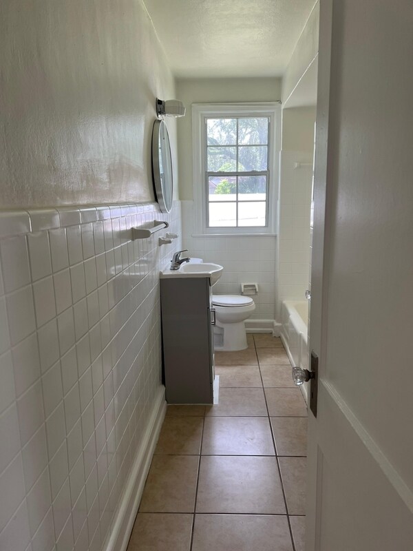 Building Photo - 2704 Spring Park Rd