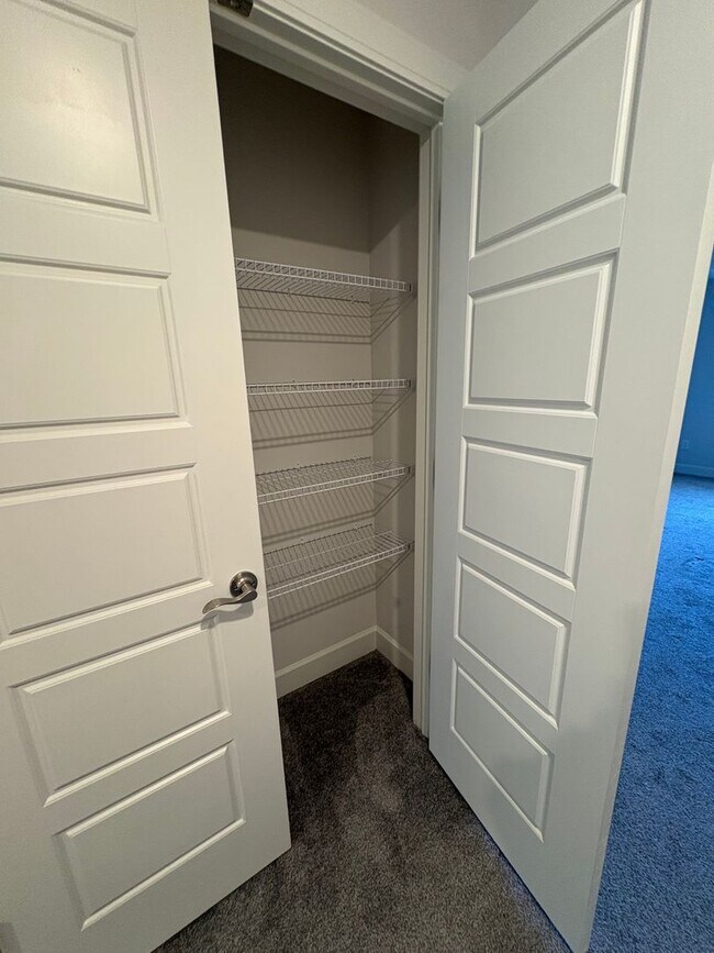 Building Photo - 3 Bedroom 2.5 Bath Townhome is the Madison Park area!!! $500 off the 1st Full Month's Rent!!!