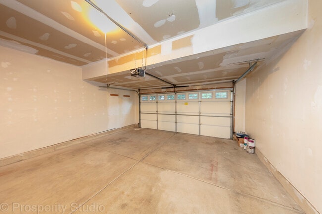 Building Photo - 2500 Oak Tree Ln