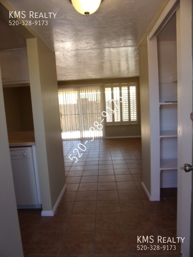 Building Photo - 702 S Pantano Rd